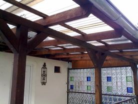 Dachdeckerei-Zeidler-Königs Wusterhausen Holzbau - Terrassenüberdachung dunkelbraun Detail